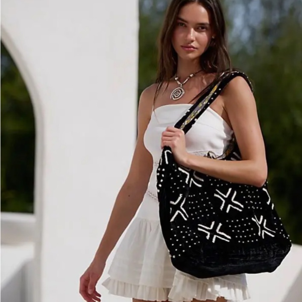 Vienna Velvet Bag - Black
FREE PEOPLE
NWOT - Picture 7 of 11